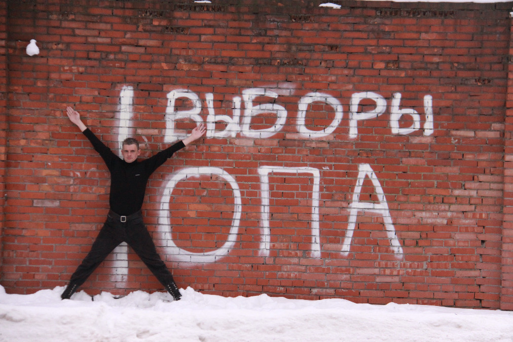 Друзей не выбирают не находят и с улицы не кличут на порог. Революцию делают романтики. Диван юмор. Стих про диван. Картинка с покупкой мягкой мебели.